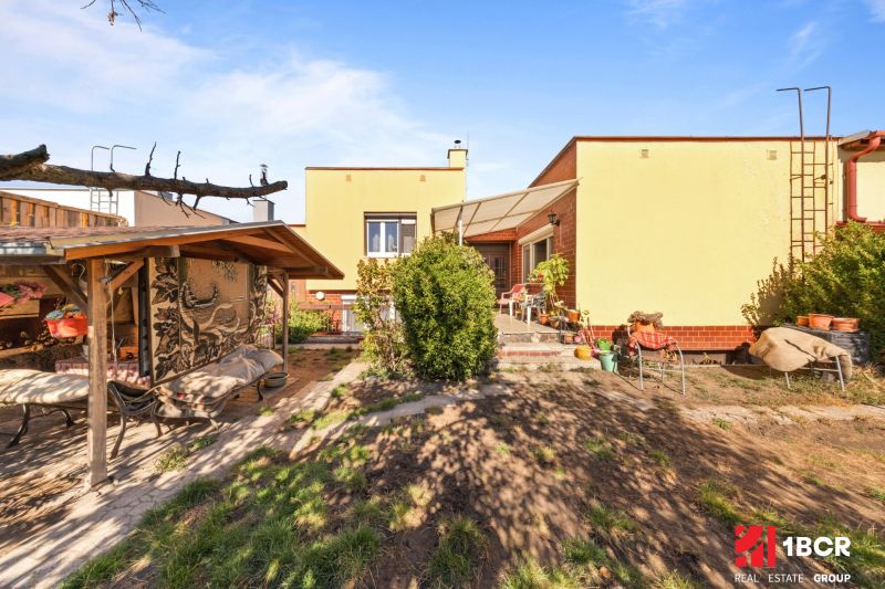 Einfamilienhaus in der Lajos-Kossuth-Straße in Dunajská Streda mit Terrasse und Garten.