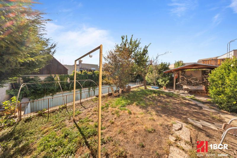 Der Garten beim Einfamilienhaus in der Lajos-Kossuth-Straße in Dunajská Streda mit Bäumen und Sitzgelegenheiten.