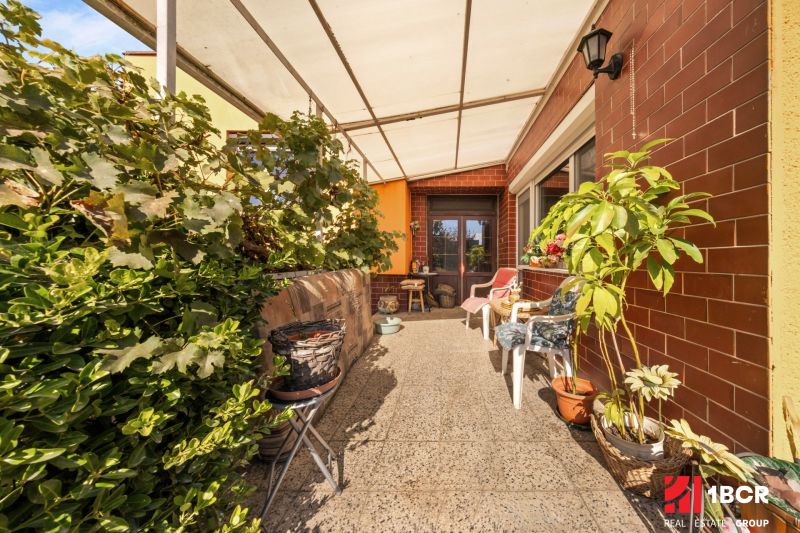 Terrasse bei einem Einfamilienhaus auf der Lajosa Kossutha in Dunajská Streda mit Pflanzen und Möbeln.