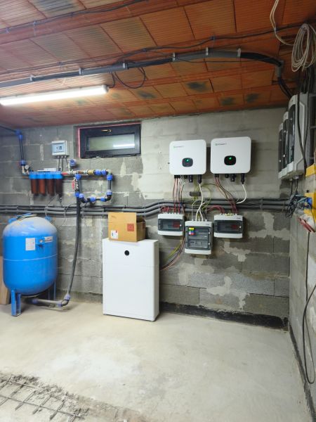 Kern des Installationsraums in einem Einfamilienhaus mit Technologie und Leitungen.