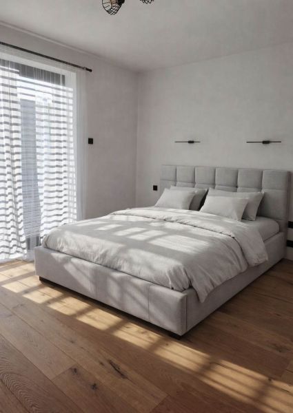 Schlafzimmer in einem Einfamilienhaus mit großem Bett, Vorhängen und einem Boden mit Holzdekor.