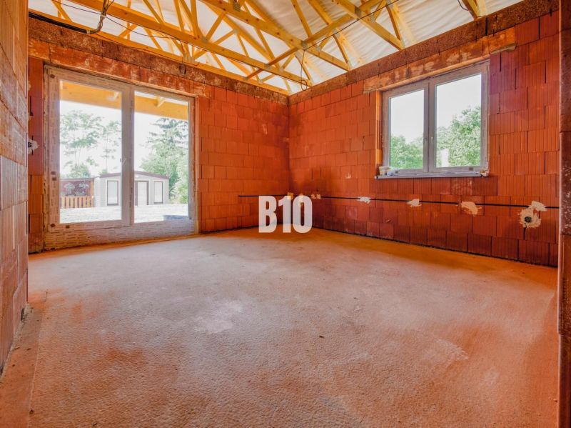 Unvollendetes Zimmer in einem Einfamilienhaus mit Blick nach draußen in Čeľadice.