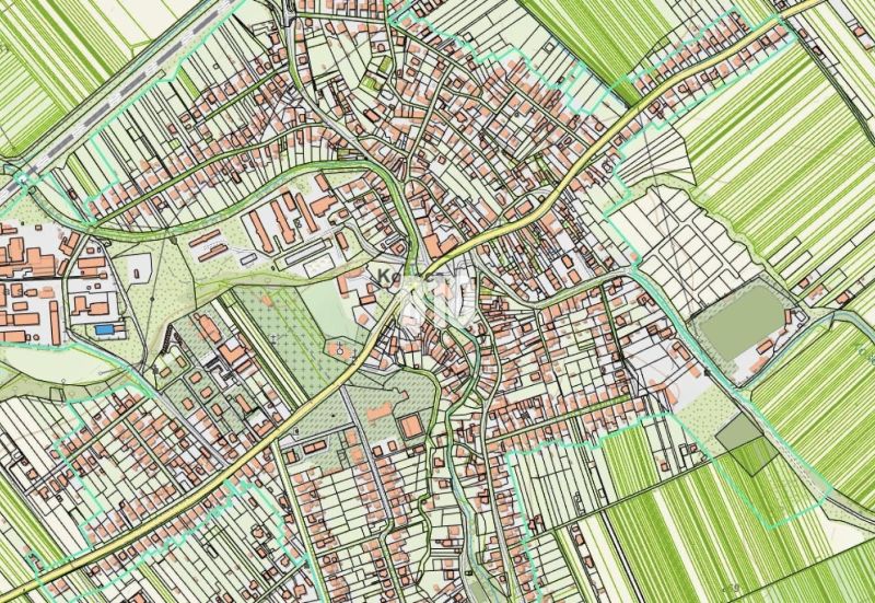 Karte der Gemeinde Košeca zeigt die Anordnung von Straßen, Gebäuden und angrenzenden Feldern.