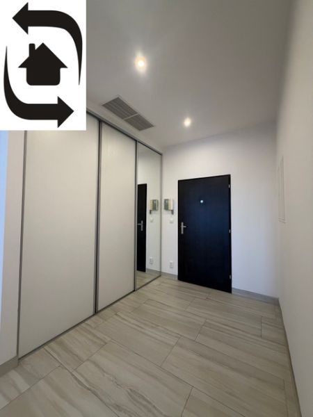 Eingangsflur in einer 3-Zimmer-Wohnung mit Fliesenboden und Einbauschränken.