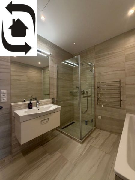 Badezimmer in einer 3-Zimmer-Wohnung mit Dusche, Waschbecken und Badewanne.