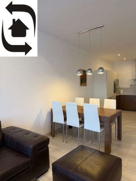 Esstisch mit Stühlen und Boden mit Holzdekor in einer 3-Zimmer-Wohnung.