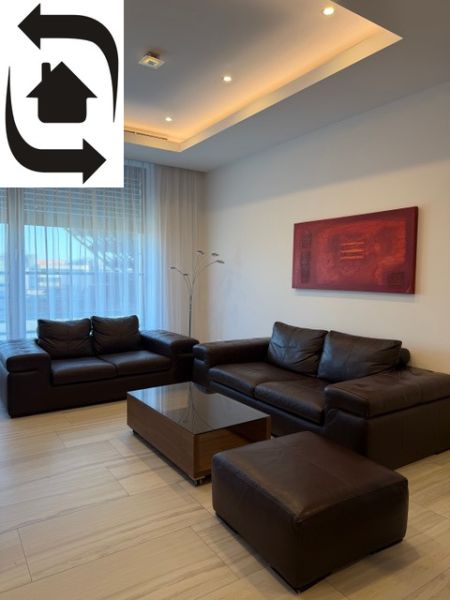 Ledersofa in einer 3-Zimmer-Wohnung mit Holzboden.