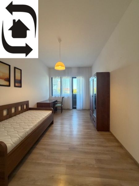 Einfaches Zimmer mit Bett, Schrank und Boden in Holzoptik in einer 3-Zimmer-Wohnung.