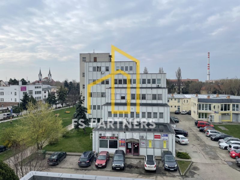 Bürogebäude in der Záhradnícka-Straße in Komárno mit Parkplatz und Grünflächen.