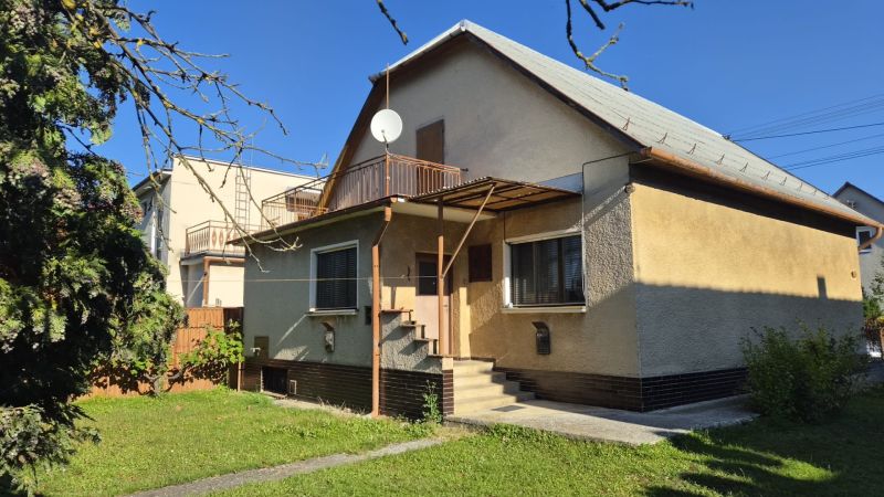 Einfamilienhaus in der Družstevná-Straße in Dubnica nad Váhom mit Garten und Terrasse.