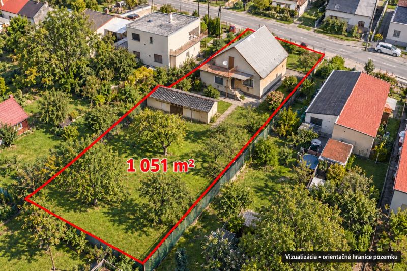 Luftaufnahme eines Einfamilienhauses mit einem Grundstück von 1051 m² in der Družstevná in Dubnica nad Váhom.