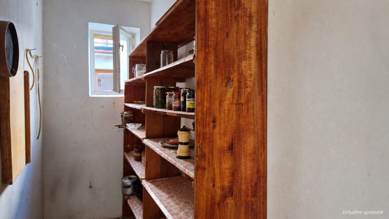 Speisekammer im Einfamilienhaus mit Regalen und eingelagerten Konserven.