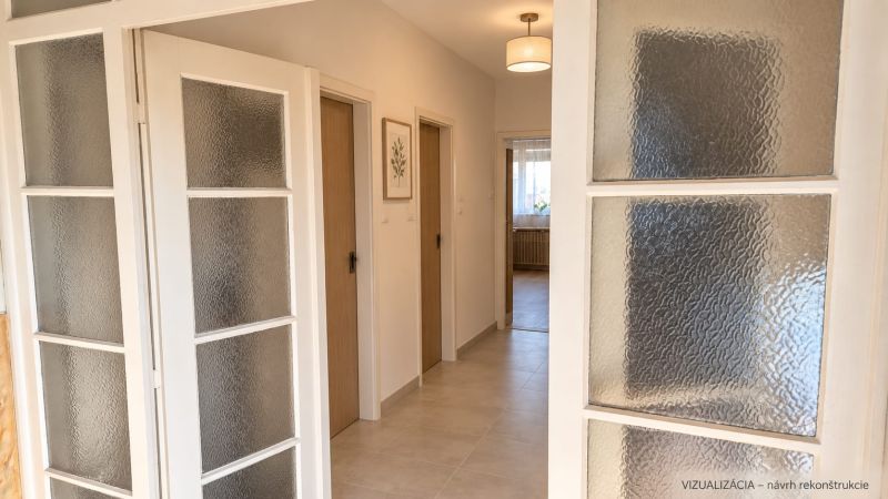 Flur in einem Einfamilienhaus mit Glastüren und dekorativen Elementen.