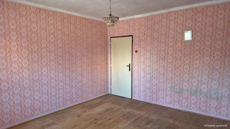 Ein Interieur in einem Einfamilienhaus mit Tapeten und einem Boden in Holzoptik.