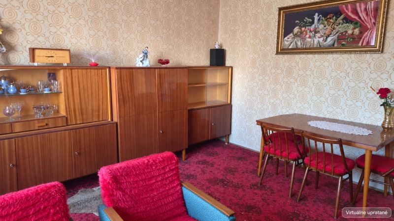 Wohnzimmer eines Einfamilienhauses mit Retro-Möbeln, rotem Teppich und tapezierten Wänden.