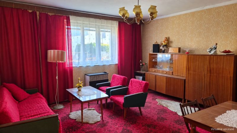Wohnzimmer in einem Einfamilienhaus mit roten Vorhängen und Vintage-Möbeln.