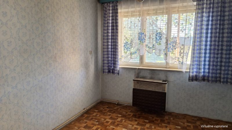 Innenraum eines Einfamilienhauses mit Tapeten, Vorhängen und einem Boden mit Holzdekor.