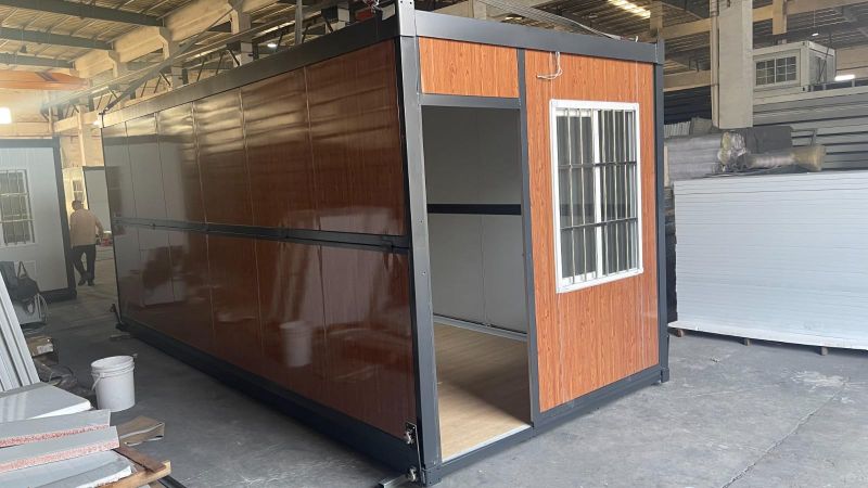 Metallhütte mit Holzdekor und Fenster im Innenraum, geeignet für die Sukenicka-Straße.