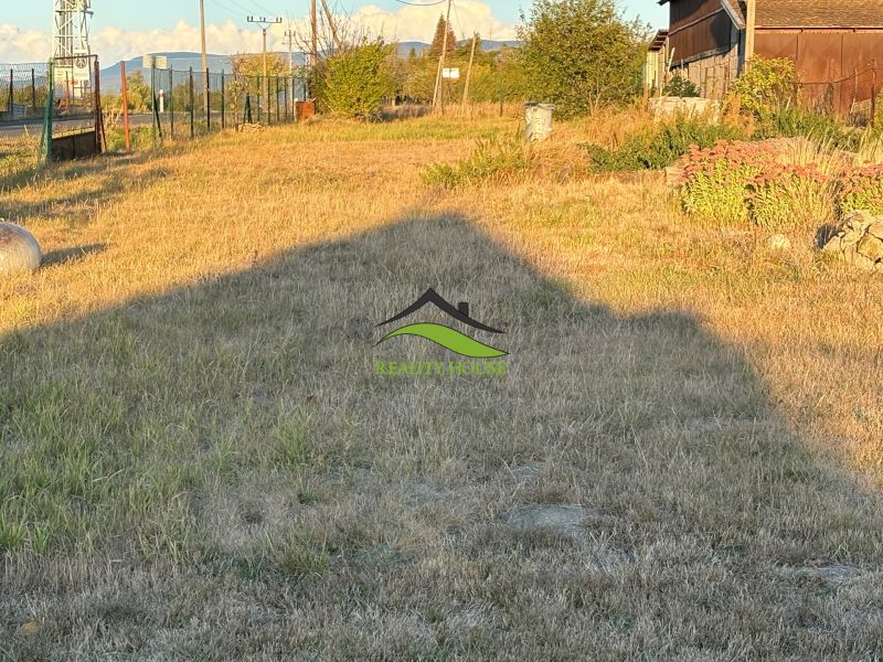 Der Garten beim Einfamilienhaus in Blatné Revištia mit Rasenbewuchs und Himmel im Hintergrund.