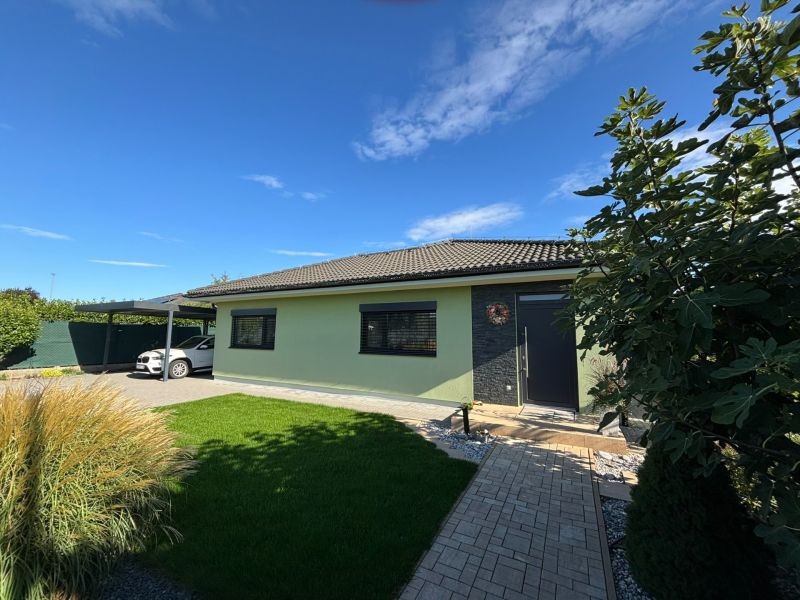 Einfamilienhaus in der Figová-Straße in Bernolákovo mit Carport und Garten.