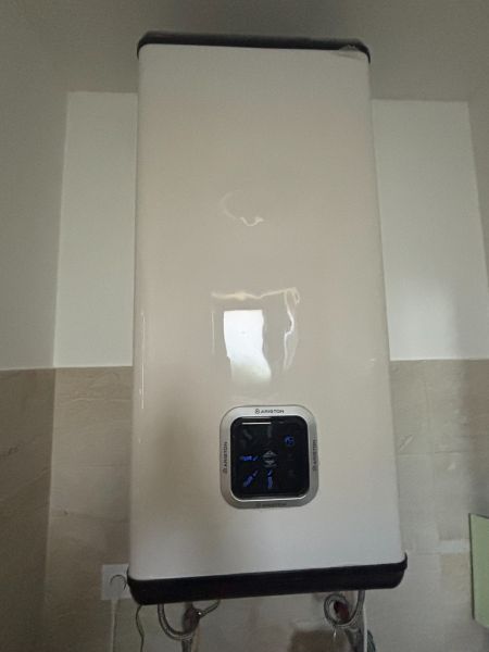 Elektrischer Boiler im Einfamilienhaus mit Touch-Bedienung und digitalem Display.