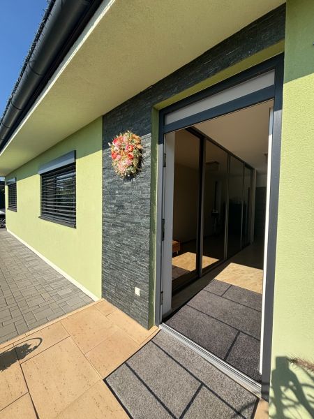 Die Eingangstür des Einfamilienhauses in der Figová-Straße in Bernolákovo mit einem verzierten Kranz.