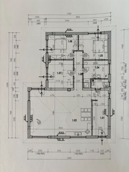 Grundriss des Erdgeschosses eines Einfamilienhauses mit den Zonen Küche, Wohnzimmer und Schlafzimmer.