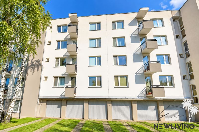Wohnkomplex in der Vážska-Straße in Piešťany mit Balkonen und Garagentoren.