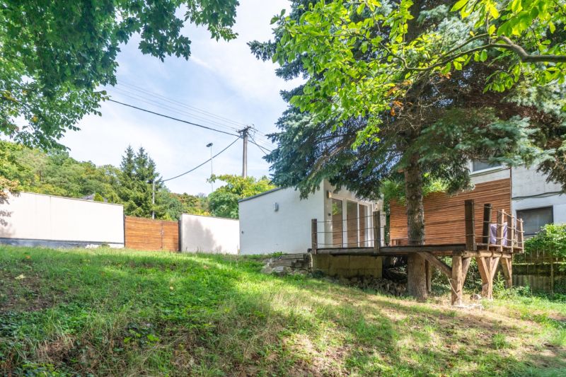 Ein Haus mit Garten zwischen den Bäumen auf Erholungsgrundstücken, Bratislava - Devín, Devínska cesta.