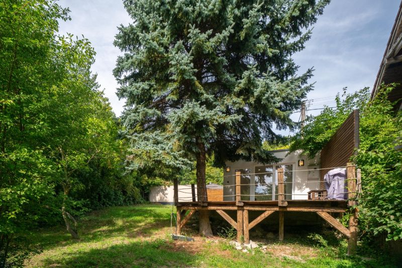 Freizeitgrundstücke in Bratislava - Devín mit Terrasse und dichtem Grün an der Devínska-Straße.