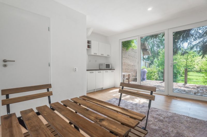 Helles Zimmer mit Holzmöbeln und Küche, Freizeitgrundstücke.