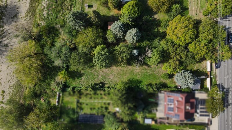 Luftaufnahme von den belebten Erholungsgrundstücken an der Devínska cesta in Bratislava - Devín.