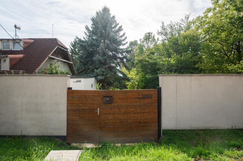 Tor und Zaun auf den Erholungsgrundstücken in Bratislava - Devín an der Devínska cesta.