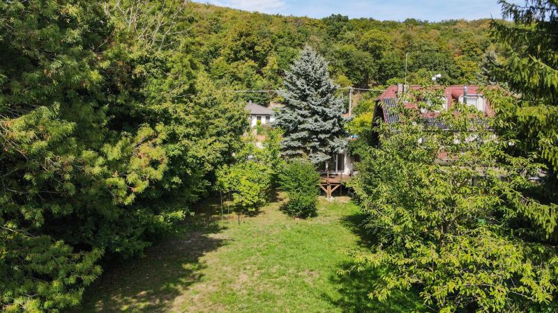 Ein Garten umgeben von Grünflächen bei Erholungsgrundstücken an der Devínska cesta in Bratislava - Devín.