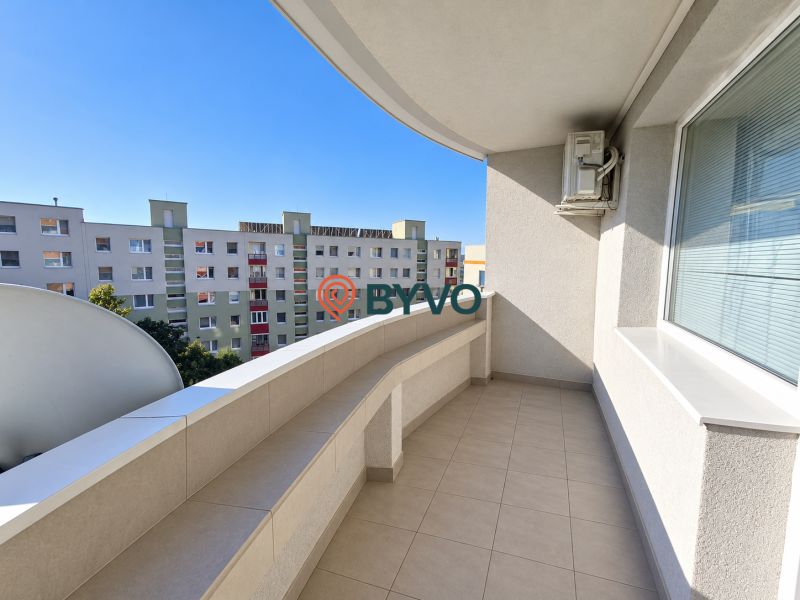 Balkon einer 4-Zimmer-Wohnung in der Veternicova-Straße in Bratislava - Karlova Ves mit Blick auf die Siedlung.