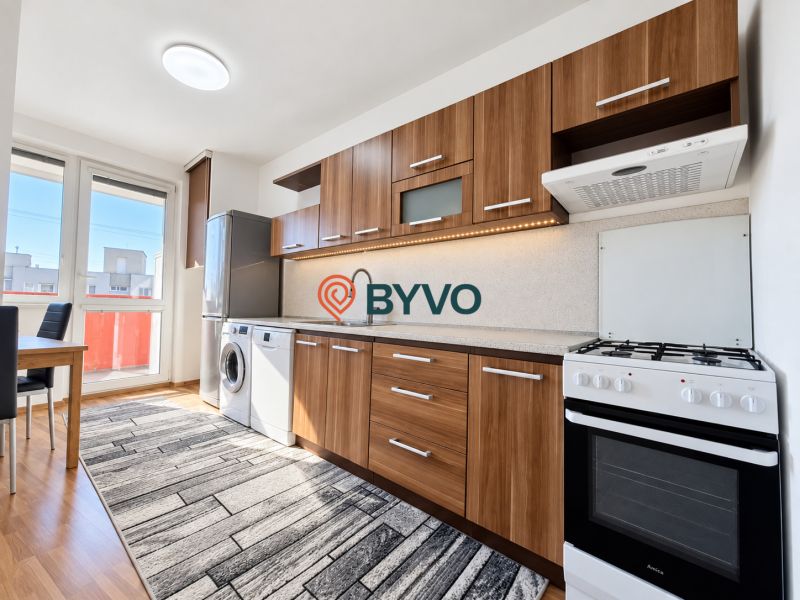 Küche in einer 4-Zimmer-Wohnung mit Holzelementen und moderner Ausstattung.