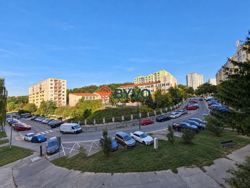 Ein Blick auf eine 4-Zimmer-Wohnung in Bratislava - Karlova Ves, Veternicova Straße.