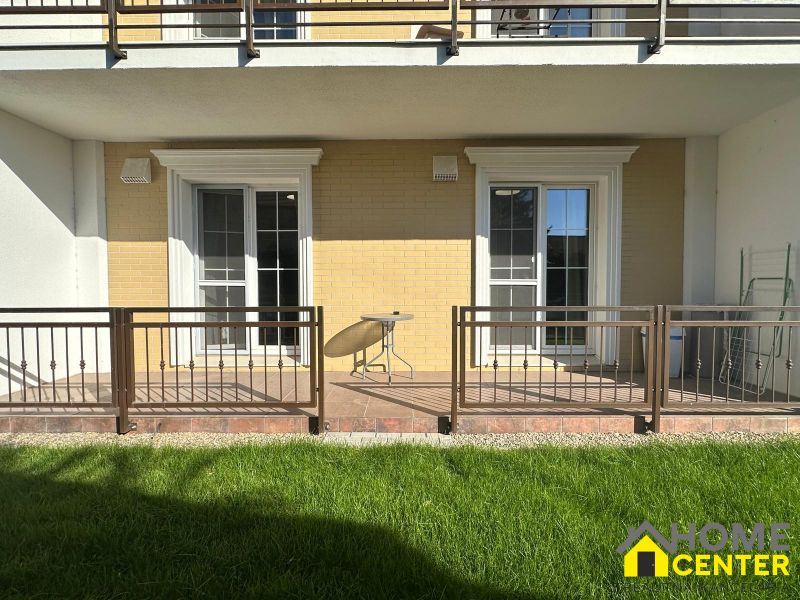 Der Balkon der 2-Zimmer-Wohnung in der Parná-Straße in der Stadt Komárno mit Blick auf das Grün.
