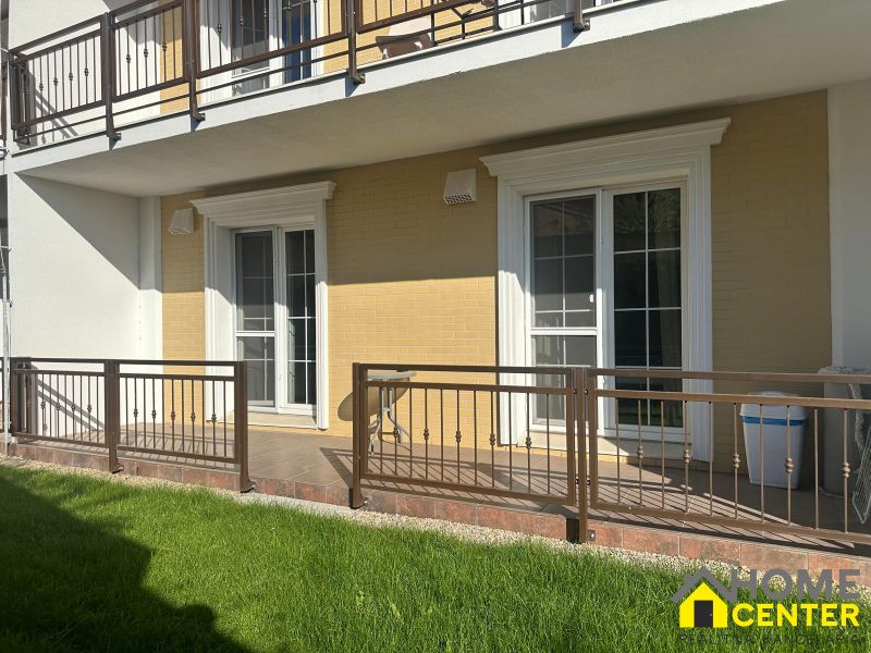 2-Zimmer-Wohnung in der Parna-Straße in Komárno mit Terrasse und grünem Rasen.