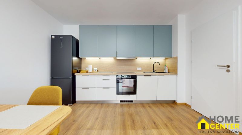 Küche in einer 2-Zimmer-Wohnung mit moderner Küchenzeile und Boden in Holzoptik.