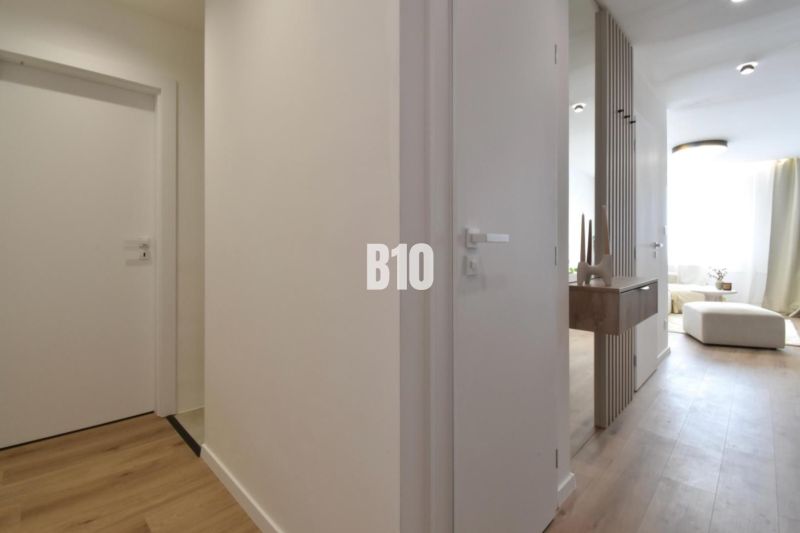 Innenraum einer 4-Zimmer-Wohnung mit Holzboden und minimalistischen Möbeln.
