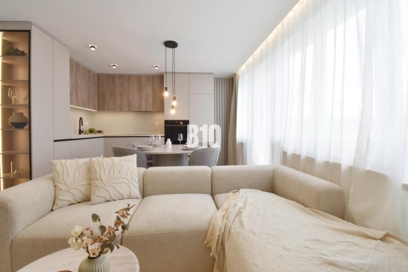 Wohnzimmer mit Küchenzeile und Sofa in einer 4-Zimmer-Wohnung.