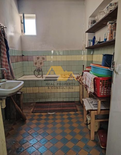 Badezimmer im Einfamilienhaus mit Mosaikfliesen und Badewanne, auf Holzdekor.