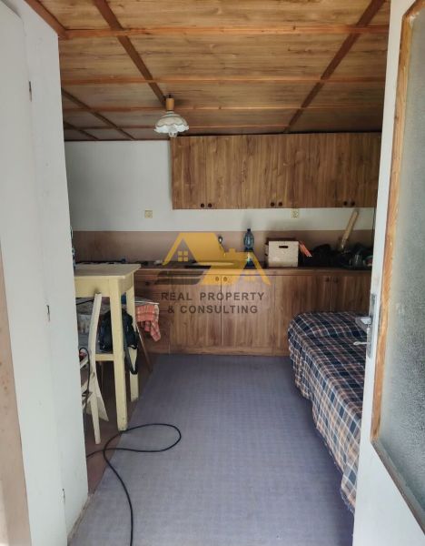 Innenraum einer Garage mit Holzküchenzeile und Decke in einem Einfamilienhaus.
