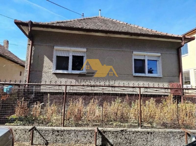 Ein Einfamilienhaus in Tvrdošovce in der Straße Tvrdošovce mit einem klassischen Dach und einem Garten.