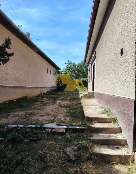 Ein Einfamilienhaus in Tvrdošovce mit einem Hof, wo eine Treppe zwischen zwei Gebäuden führt.