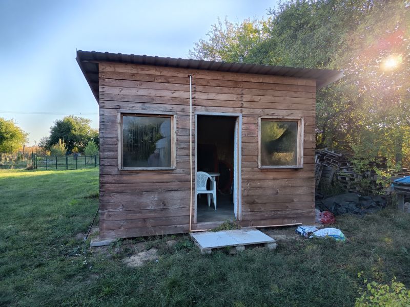 Eine Holzhütte mit Garten in der Tatranská-Straße in Zlaté Moravce an einem sonnigen Tag.