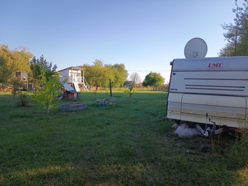 Ein Wohnwagen in den Gärten auf der Tatranská 201 in Zlaté Moravce, umgeben von Bäumen und Gras.