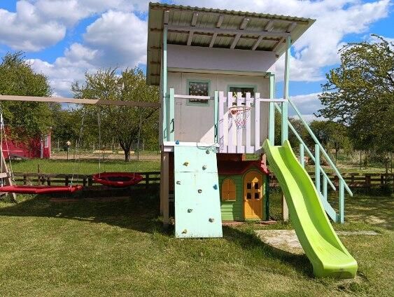 Spielplatz mit Rutsche im Garten auf der Tatranská 201 in Zlaté Moravce.