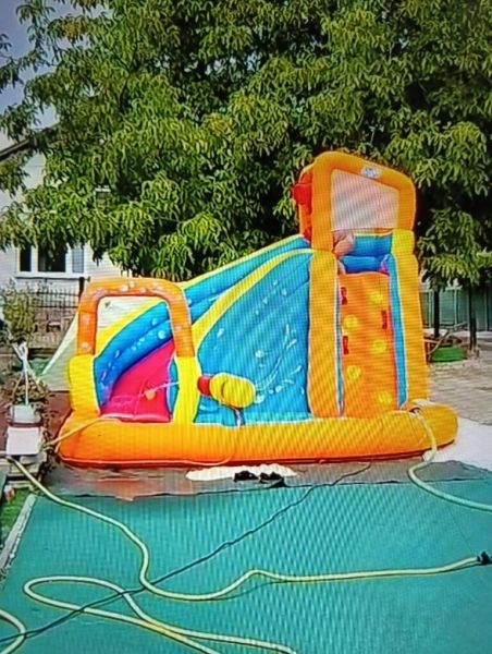 Eine aufblasbare Attraktion im Garten in Zlaté Moravce mit Schaukel und Rutsche.